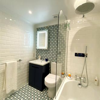 Lisburne Place Luxury Town House - Family bathroom